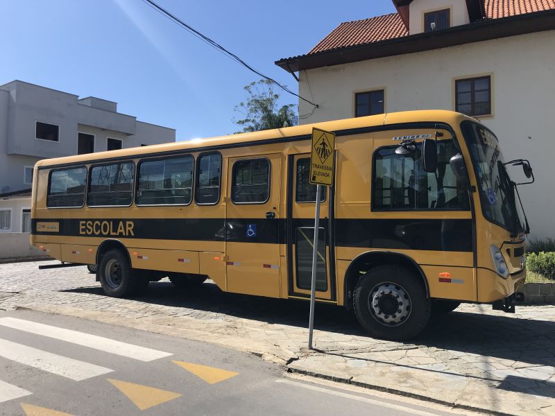 Canelinha recebe novo ônibus escolar