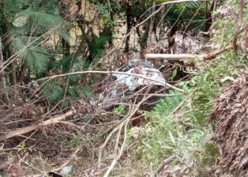 Carro cai de barranco de 10 metros, em Major Gercino