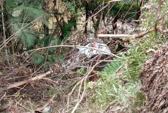Carro cai de barranco de 10 metros, em Major Gercino