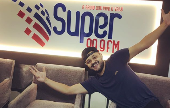 Eli Ferreira assume o comando das manhãs da Super FM