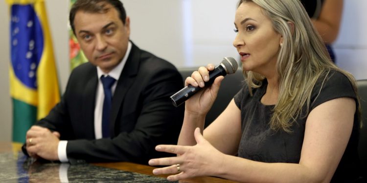 Moisés será afastado e Daniela Reinerh assume o governo