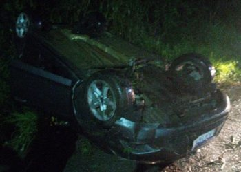 Capotamento na SC-410 deixa jovem com ferimentos leves