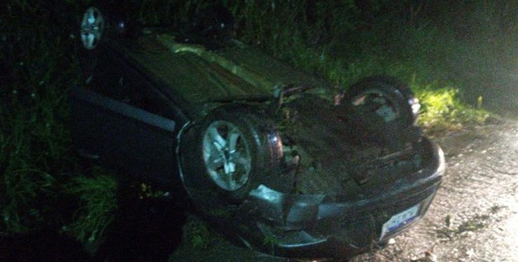 Capotamento na SC-410 deixa jovem com ferimentos leves