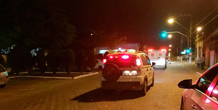 Mulher de 25 anos é morta com três tiros no pescoço