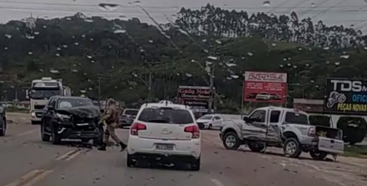 Acidente entre veículos é registrado na SC-410, em São João Batista