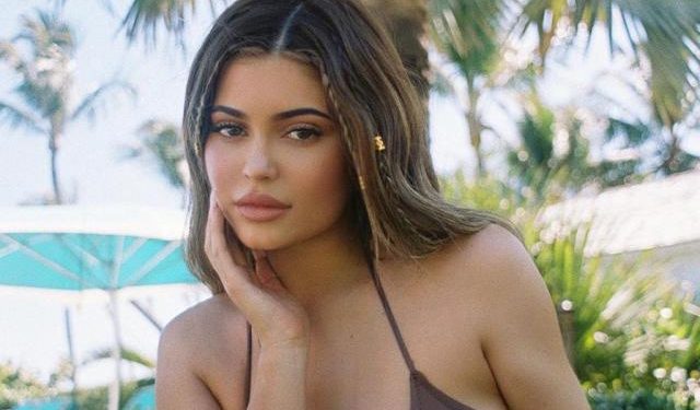 Penteados com tranças finas são a nova trend da estação