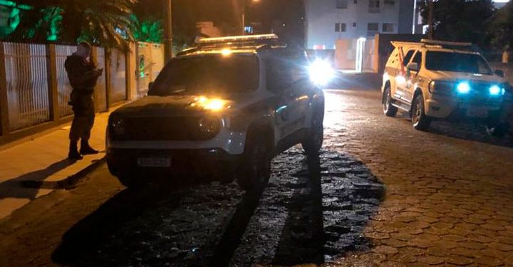 Polícia encontra drogas e munições no telhado de casa, em São João Batista