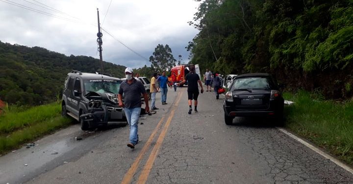 Três veículos se envolvem em grave acidente na SC-108
