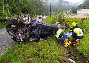 Cinco pessoas ficam feridas em capotamento na SC-108