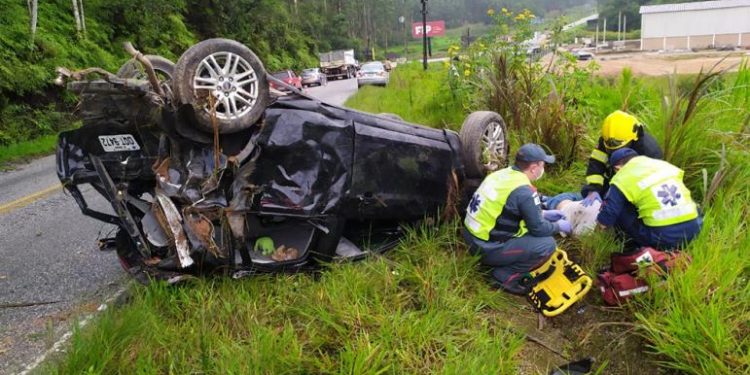 Cinco pessoas ficam feridas em capotamento na SC-108