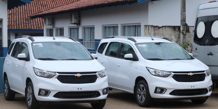 Canelinha recebeu três veículos para a Secretaria de Saúde