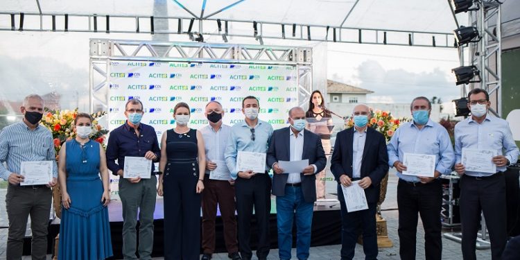 Acit/CDL Tijucas homenageiam empresas associadas e empossa nova diretoria