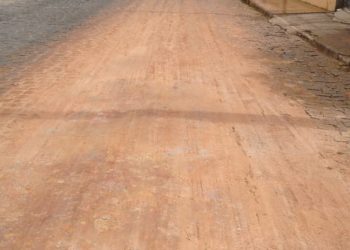 Sem lona, caçamba deixa via suja de barro no Centro