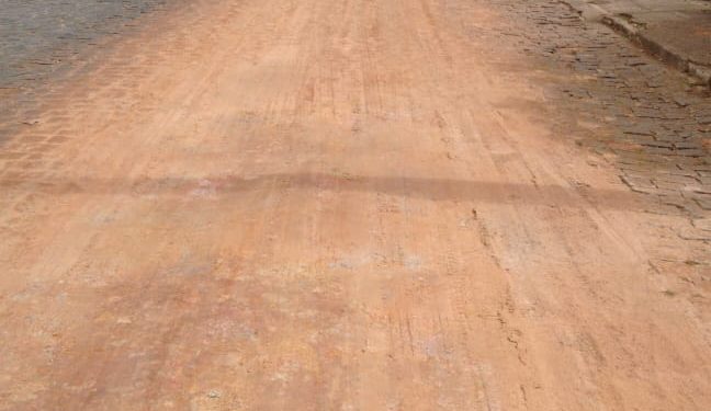 Sem lona, caçamba deixa via suja de barro no Centro