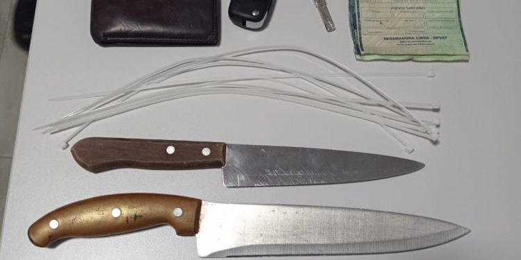 Criminosos apontam faca para mulher em tentativa de assalto
