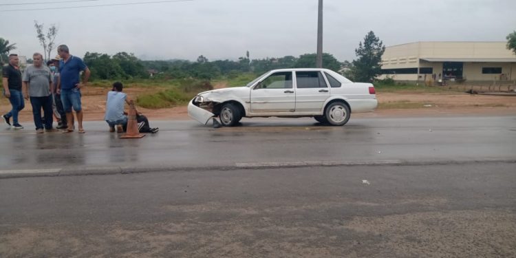 Duas pessoas ficam feridas em acidente entre carro e moto