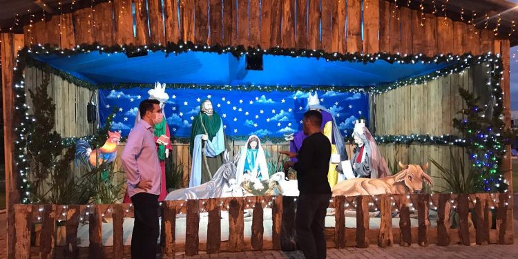 Presépio de Natal é montado na Praça da Igreja Matriz, em São João Batista
