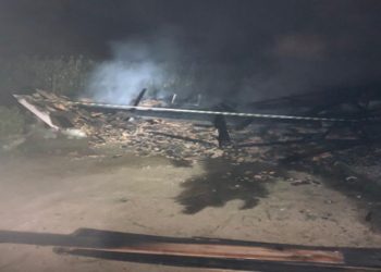 Área de serviço de residência é destruída em incêndio, em São João Batista