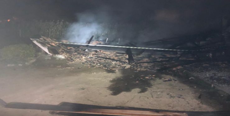 Área de serviço de residência é destruída em incêndio, em São João Batista