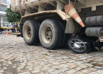 Motociclista morre em acidente de trânsito envolvendo caminhão