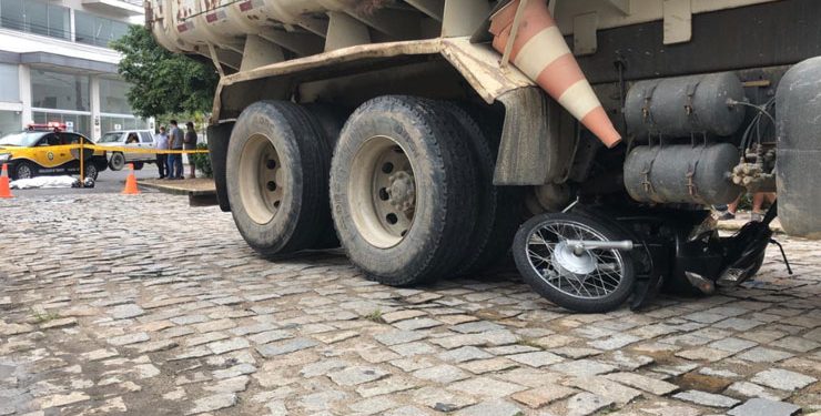 Motociclista morre em acidente de trânsito envolvendo caminhão