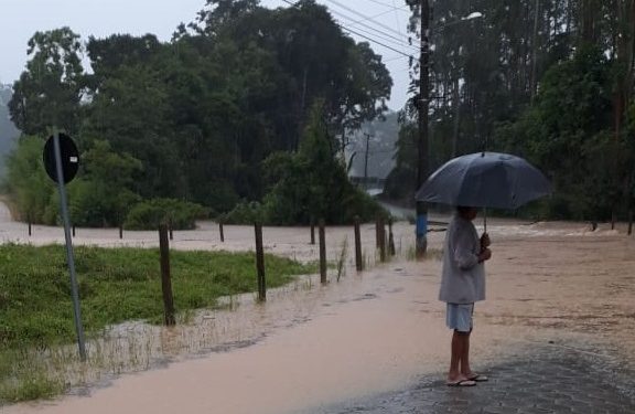 Chuva gera transtornos em São João Batista