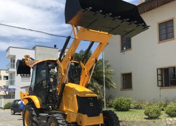 Canelinha recebe nova retroescavadeira