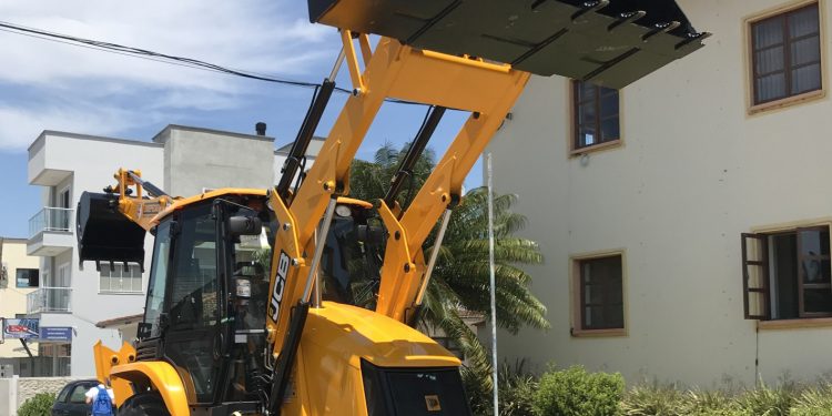 Canelinha recebe nova retroescavadeira