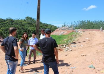 Vereadores eleitos visitam aterro sanitário e ameaçam medidas judiciais