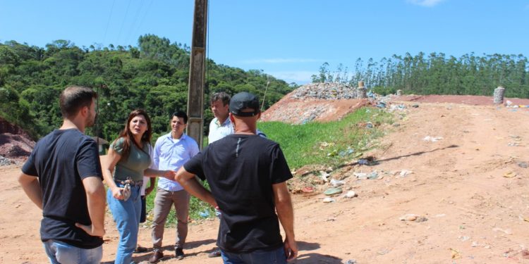 Vereadores eleitos visitam aterro sanitário e ameaçam medidas judiciais