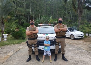 Policiais fazem visita para pequeno fã no interior de Nova Trento