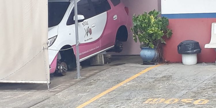 Bandidos furtam pneus do carro da Rede Feminina de Combate ao Câncer
