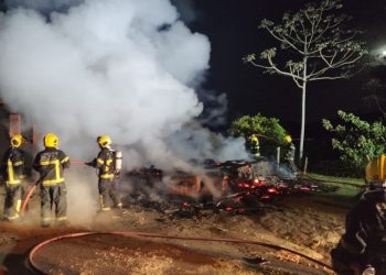 Incêndio destrói residência, em Canelinha