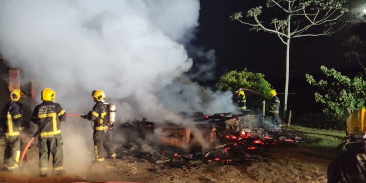 Incêndio destrói residência, em Canelinha