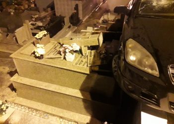 De carro, mulher invade cemitério e danifica túmulos em São João Batista