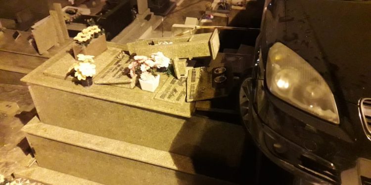De carro, mulher invade cemitério e danifica túmulos em São João Batista