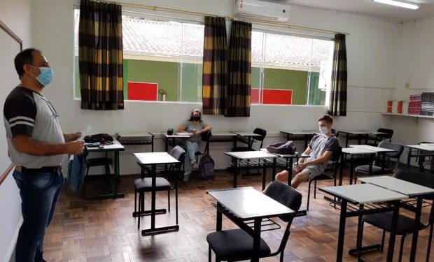 Estado publica decreto que regulamenta volta das aulas presenciais em SC