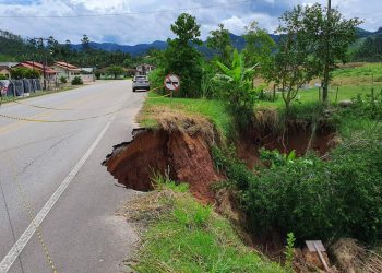 Nova cratera se forma na SC-108 em São João Batista, e compromete tráfego