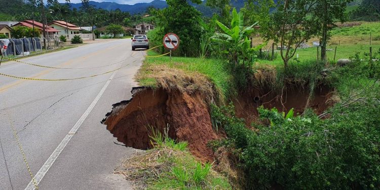 Nova cratera se forma na SC-108 em São João Batista, e compromete tráfego