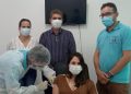 Técnica de Enfermagem é a primeira vacinada em Major Gercino
