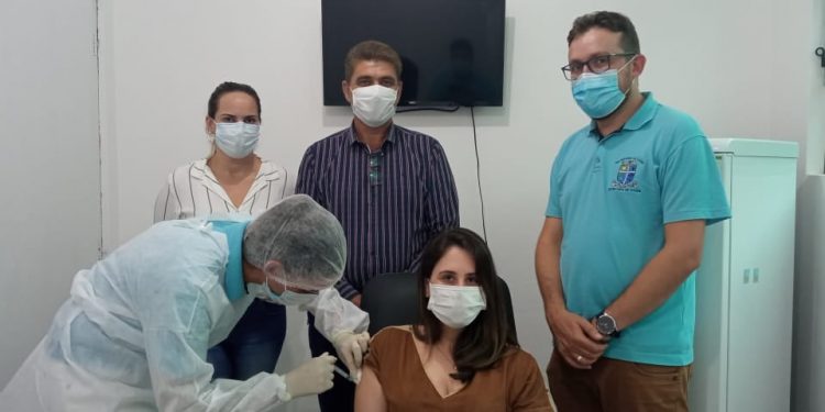 Técnica de Enfermagem é a primeira vacinada em Major Gercino