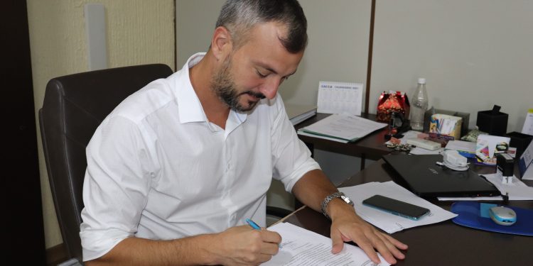 Prefeito autoriza R$ 160 mil para reforma da Câmara de Canelinha