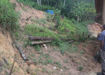 Família é retirada de casa com risco de desabamento, em Canelinha