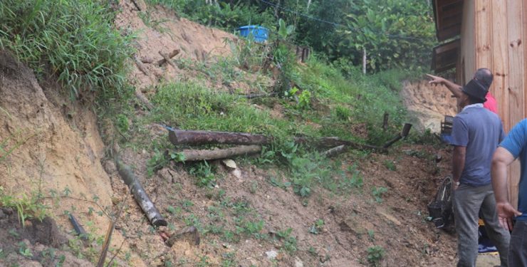 Família é retirada de casa com risco de desabamento, em Canelinha