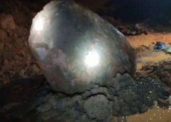 Pedra atinge casa e mata cachorro, em Canelinha