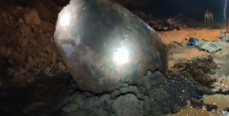 Pedra atinge casa e mata cachorro, em Canelinha