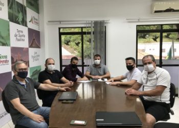 Tiago Dalsasso recebe representantes da futura empresa a se instalar em Nova Trento