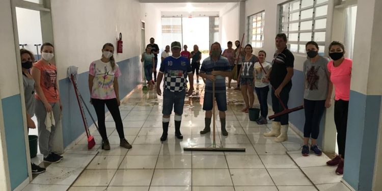 Funcionários públicos e voluntários realizaram mutirão de limpeza na escola do Trinta Réis