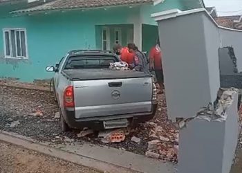 Idosa fica ferida após carro colidir em muro, em São João Batista