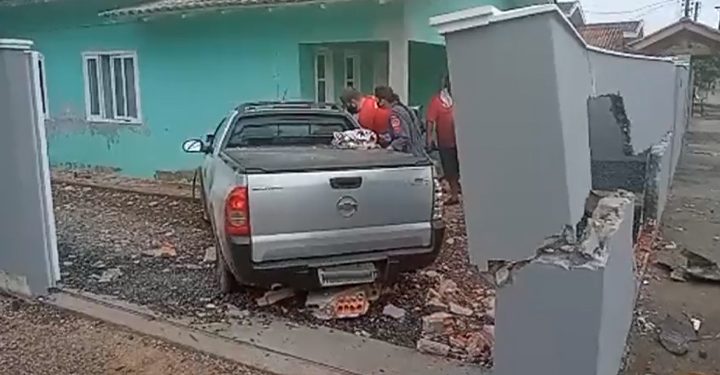 Idosa fica ferida após carro colidir em muro, em São João Batista